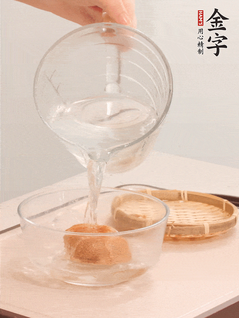 猴頭菇至少泡發(fā)半小時，將浸泡后的黃水?dāng)D干；