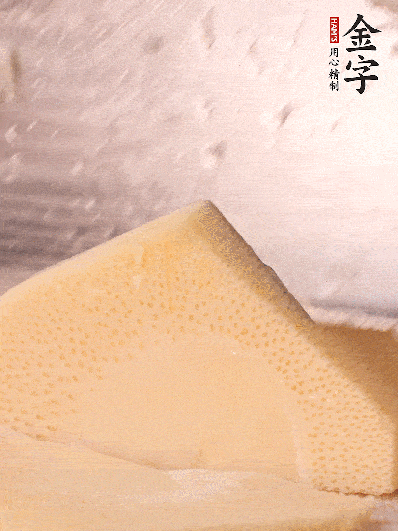 冬筍處理干凈，切滾刀塊，開水焯燙去除澀味