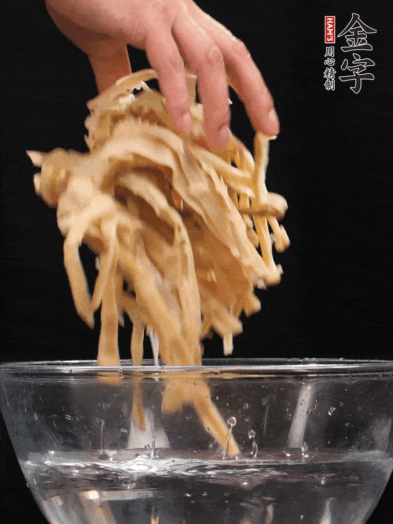 天目山筍干1把，清洗表面鹽分，用手撕成長(zhǎng)條