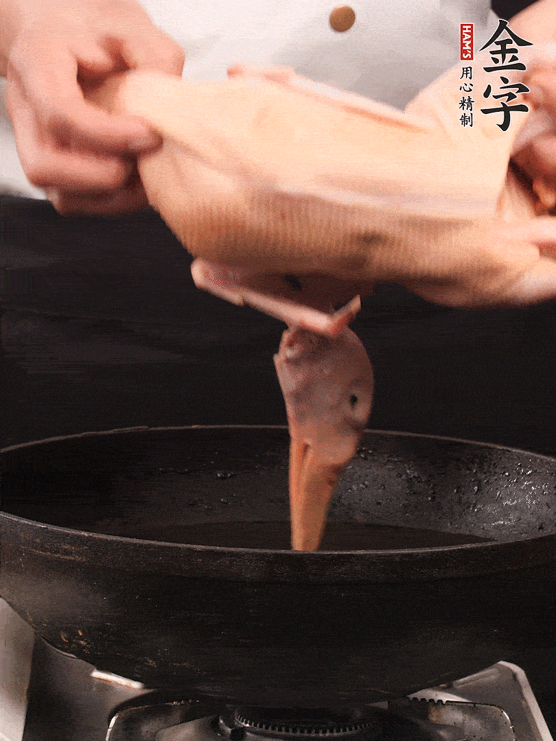 處理干凈的老鴨1只，黃酒小半碗，姜幾片，一起放入冷水，煮沸焯水3分鐘，去除血沫