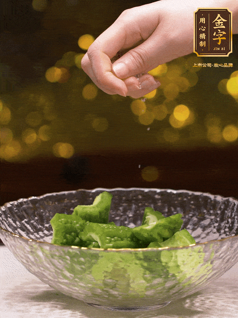 處理好的苦瓜切段（5cm），加點(diǎn)鹽鹽腌一下，去除一下苦味
