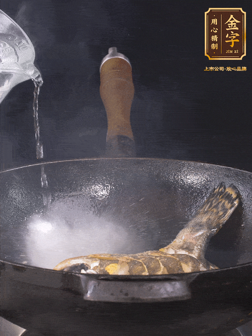倒入適量食用油，待鍋燒熱后下桂魚煎大約2-3分鐘至兩面金黃（一定要煎透，這樣做出來的湯才會比較奶白色）