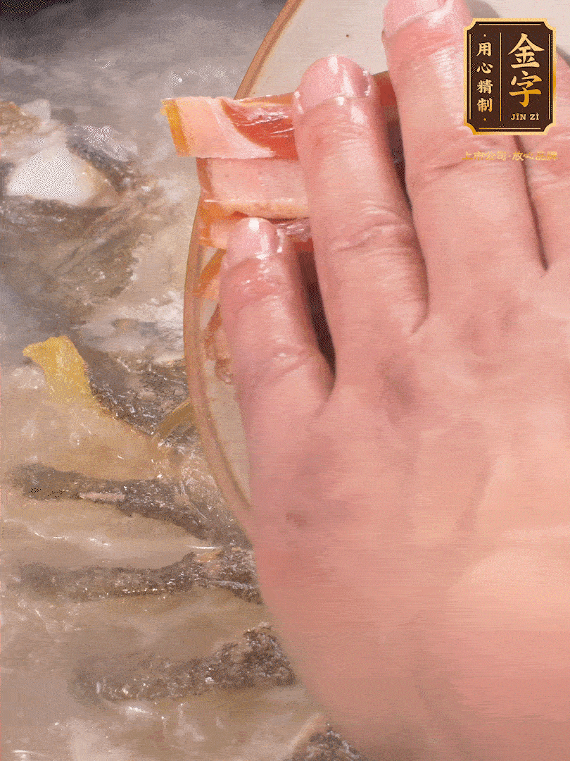 將煎好的魚，倒入三大碗開水。大火煮開后放入1個蔥結(jié)、2片姜片和1勺料酒和火腿片