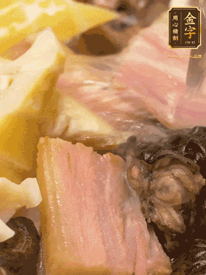 倒入滾燙的熱水，燉煮20分鐘，湯濃汁白