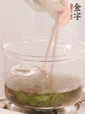 香椿焯水，變色后撈出，切成小段