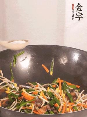 炒合菜：金字醬油肉、綠豆芽、韭菜