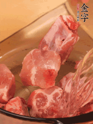 排骨冷水下鍋，加料酒、姜片，煮開綽水