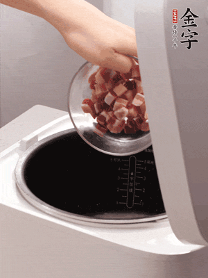 鍋中倒入豬油，油熱后炒熟上海青，給倒少許鹽調(diào)味