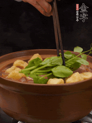 加筒骨煲的經(jīng)典配菜：金字土香腸、油豆腐、千張蓋上蓋子燜一會兒，耐心等候10分鐘。