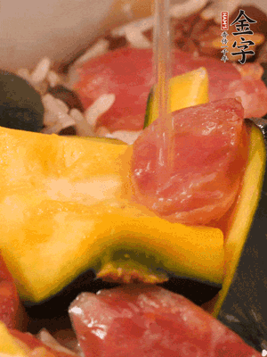 倒入溫開(kāi)水，水量高出米面一個(gè)指節(jié)。