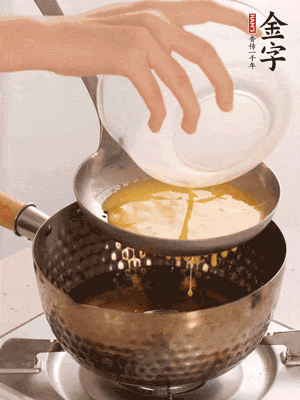 雞蛋過篩子倒入油鍋炸成蛋酥，瀝干油。