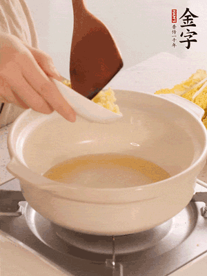 鍋里留少量底油煸香火腿和姜末。