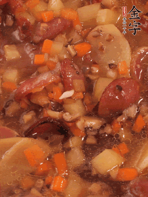 加大半碗水，沒(méi)過(guò)大部分食材