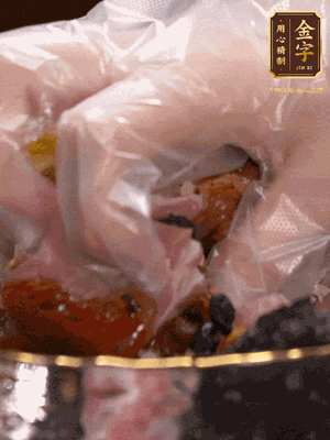 排骨洗凈后（蠔油、生抽、老抽、鹽、糖、淀粉、豆豉、蒜蓉、姜絲）腌制30分鐘