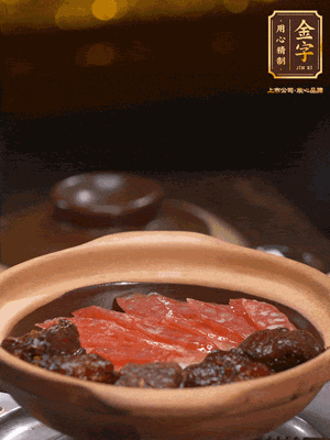 鋪上臘腸和排骨，鍋邊淋一圈油，小火煲10分鐘