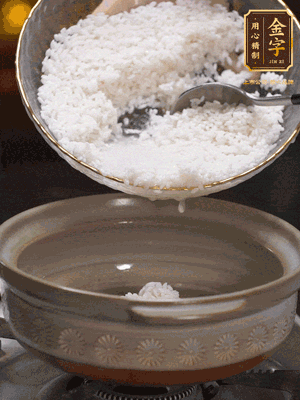 鍋底刷油，倒入米飯，水沒(méi)過(guò)即可，中小火燜10分鐘，戳幾個(gè)洞