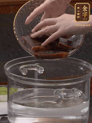 火腿蹄片冷水下鍋，水沸騰后煮5分鐘焯水
