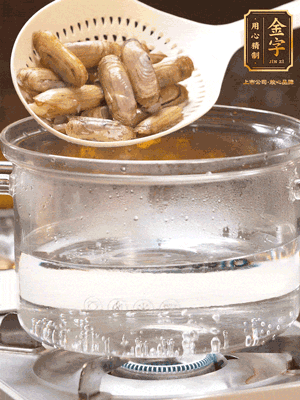煮一鍋沸水，下蟶子汆燙30秒，撈出浸入冰水，取出蟶子肉