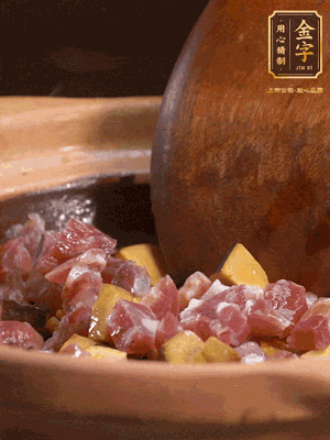 熱油下蒜片，倒入香腸丁、牛肝菌丁翻炒出香味