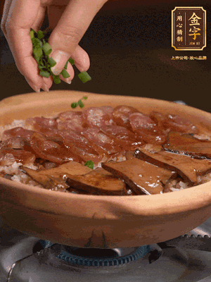 最后鋪上牛肝菌，爭分奪秒地倒上醬汁，撒點(diǎn)小蔥花
