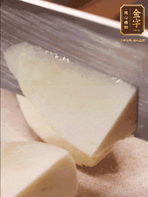 茭白去殼，底部一層老皮刨掉，切成滾刀塊