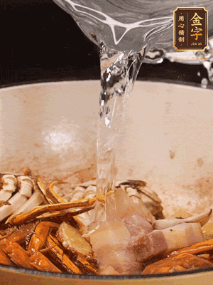 加料酒/花雕酒去腥，加入開水燜10分鐘左右