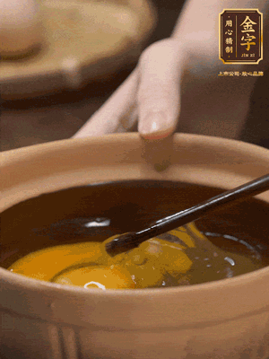 雞蛋打入砂鍋，充分打勻，1.5倍的溫水加一勺鹽，倒入蛋液中，攪拌均勻后用勺子舀去表面浮沫