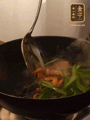 黃豆醬、鹽、糖調(diào)味，淋一圈花雕酒，蒜白先下，蒜葉后下