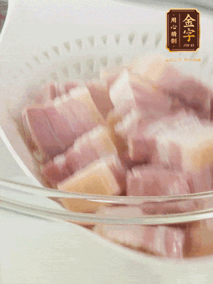金字淡咸肉、排骨分別加料酒、蔥、姜冷水下鍋焯水，水開撇去浮沫撈出。