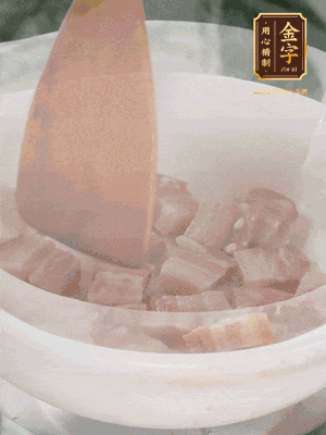 砂鍋內(nèi)咸肉微微煸出香味，再倒入開水。放排骨滾開后轉(zhuǎn)中小火篤30分鐘。（水盡量一次加足，以免中途加水沖淡鮮味。這一步是湯底濃白的關(guān)鍵）