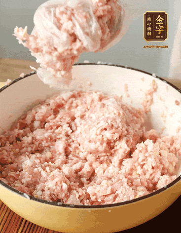 肉丁、咸肉丁、一丟丟鹽、料酒拌勻，反復(fù)摔打上勁。接著加入1兩蔥姜水，反復(fù)拌勻摔打上勁。前后共加3遍。3遍后筍丁，接著反復(fù)摔打上勁。最后加入1個蛋清、3茶匙生粉拌勻摔打上勁