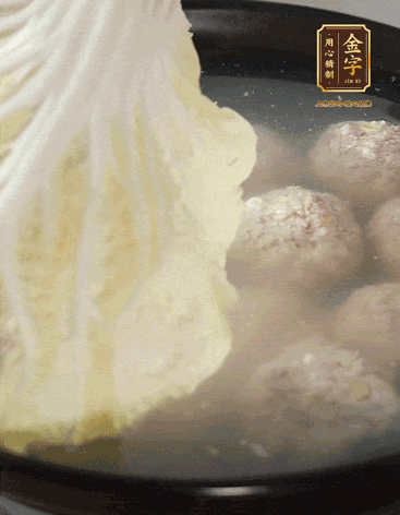 等獅子頭浮起來時再加白菜蓋。小火慢燉2小時