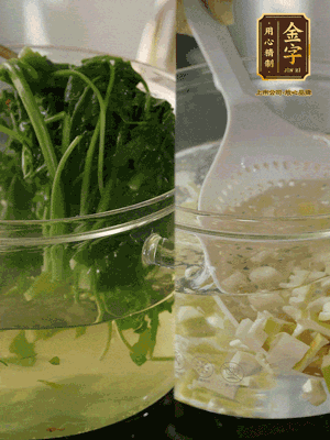 春筍切丁焯水；薺菜加鹽焯水，過涼水后切成細(xì)末