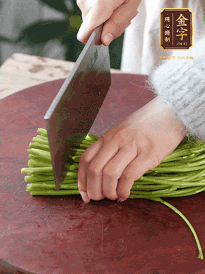 正嫩的藜蒿，掐頭去除根部，切小段