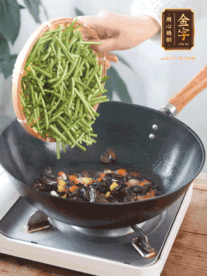 熱油煸香蒜末、姜粒、小米辣，再下臘肉煸炒出香味