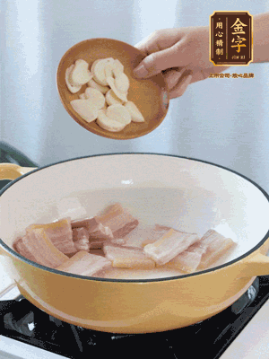熱油下咸肉煸出香味，加蒜片、毛豆翻炒均勻