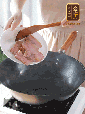 豬油熱鍋，下咸肉煸香，再下蔥姜提鮮
