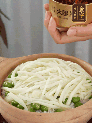 到水微干，放上豌豆、茭白絲。
