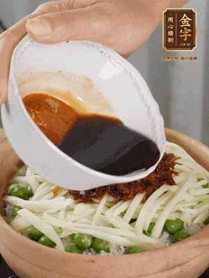 繼續(xù)小火燜3分鐘，淋上XO醬攪拌均勻。
