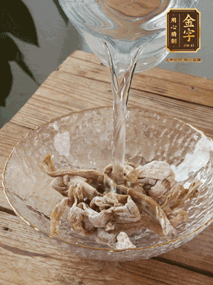 筍干提前泡發(fā)1晚切段，冬瓜去皮切塊。