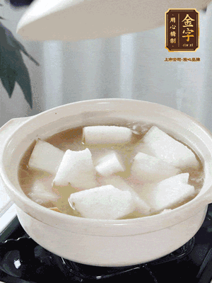 最后下冬瓜繼續(xù)燉煮10分鐘，撒上蔥花點(diǎn)綴。