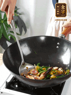 煸香蒜末，下香腸翻炒均勻，再依次下雞縱菌、黃瓜花