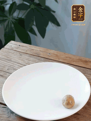 做水油皮、油酥 將油皮材料放入料盆中，加100ml水?dāng)嚢璩裳┗ㄆ瑺?。在案板上反?fù)揉搓成有一定筋度的光潔面團(tuán)，搓成14個(gè)團(tuán)子。
