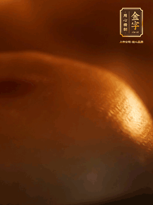 烤箱預(yù)熱至170℃，月餅放在中下層，烤18分鐘左右
