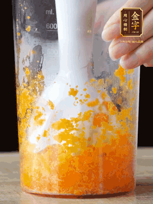 加玉米油、水怡、水揉搓成細(xì)膩的面團(tuán)。松弛半小時(shí)后，分成37g一個(gè)
