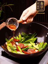 下蒜苗炒軟，沿鍋邊烹入一勺料酒，加醬油、蠔油、白糖調(diào)味炒勻