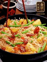 加水，沒(méi)過(guò)大部分食材。把瀝干水分的米飯均勻地鋪在上面，筷子戳幾個(gè)洞