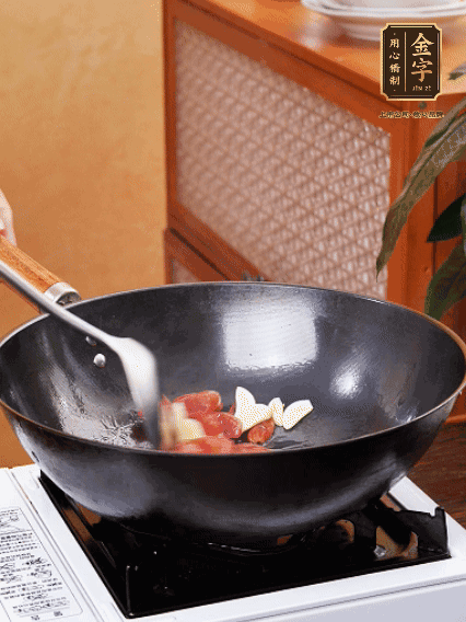 熱油，香腸微微煸出香味，加蒜片、小米辣
