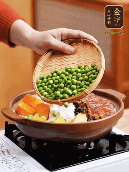 再鋪上臘腸、醬油肉、豌豆，小火煲6分鐘