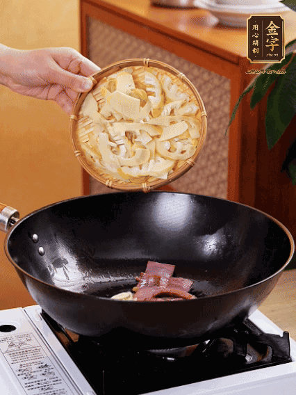 油熱，下蒜末、火腿煸炒出香味，再下筍片微微翻炒